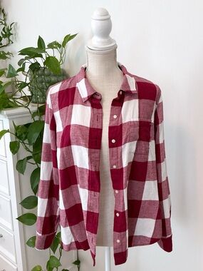 Tommy Hilfiger | Classic Red and White Buffalo Plaid Button-Up Shirt size Large